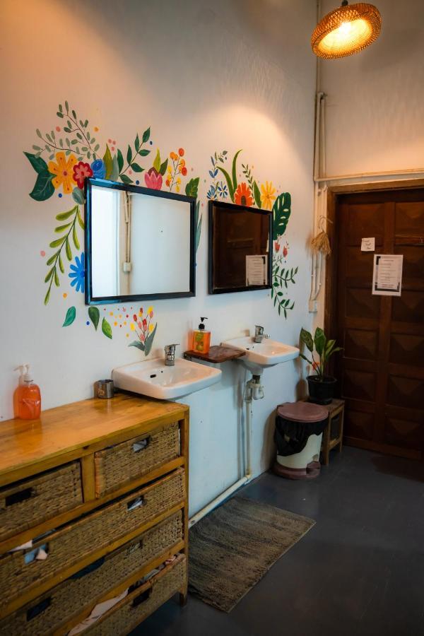 Sacred Lotus - Vegan Cafe X Hostel Phnompenh Exteriér fotografie